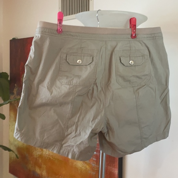 Women’s Shorts with elastic waist. Size 20W - Picture 2 of 3